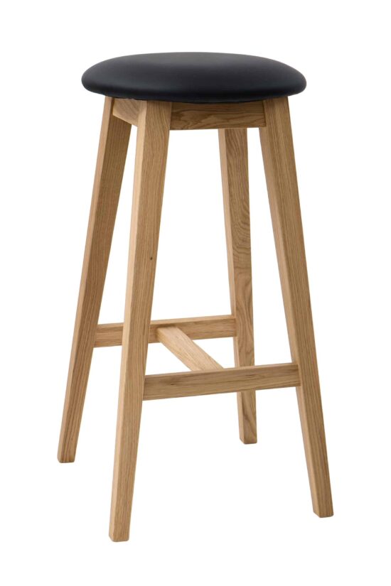Barový taburet Riga z masivu dubu nabízí nejen praktičnost a pohodlí, ale i nádherný design, který nadchne vás i vaše hosty.