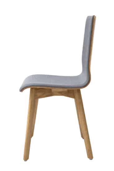 Jídelní židle Luka v šedé látce je ideální volbou pro každého, kdo hledá styl, pohodlí a kvalitu v jednom – moderní design, masivní dubová konstrukce a ergonomie, na které se můžete spolehnout každý den.