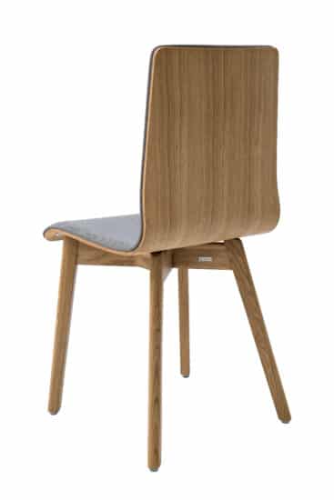 Jídelní židle Luka v šedé látce je ideální volbou pro každého, kdo hledá styl, pohodlí a kvalitu v jednom – moderní design, masivní dubová konstrukce a ergonomie, na které se můžete spolehnout každý den.