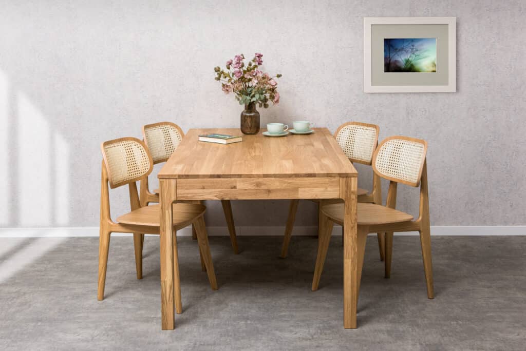 Jídelní set Moroni - Benet z masivu dubu: vytvořte ze své jídelny místo, kde se prostírá nejen jídlo, ale i pohoda a styl.