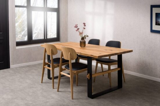 Jídelní set: stůl Bergen + židle Verde černá koženka: vdechněte své jídelně špetku luxusu, elegance a nadčasového designu.