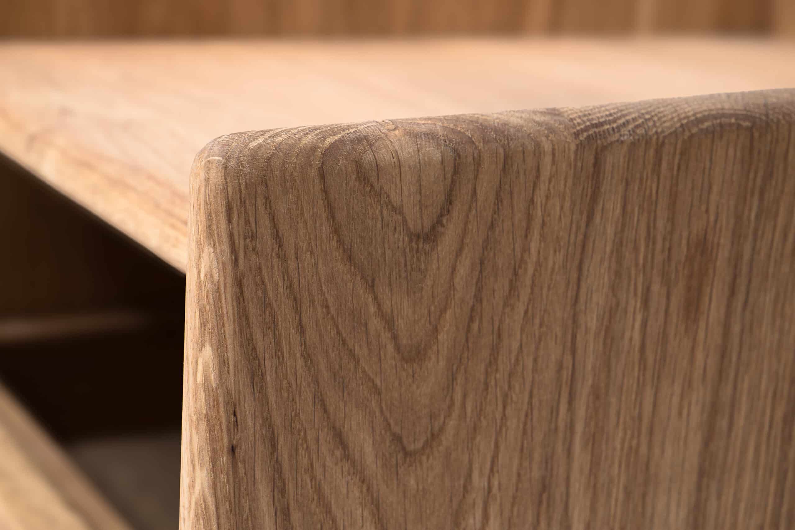 Tento noční stolek Vienna z masivního dubu vnese do vaší ložnice přírodní eleganci a nadčasový design. Praktické zásuvky s otevíráním TIP-ON a otevřená přihrádka nabízejí dostatek prostoru pro vše potřebné. Spojení funkčnosti a moderního minimalismu z něj dělá ideální doplněk každého interiéru.
