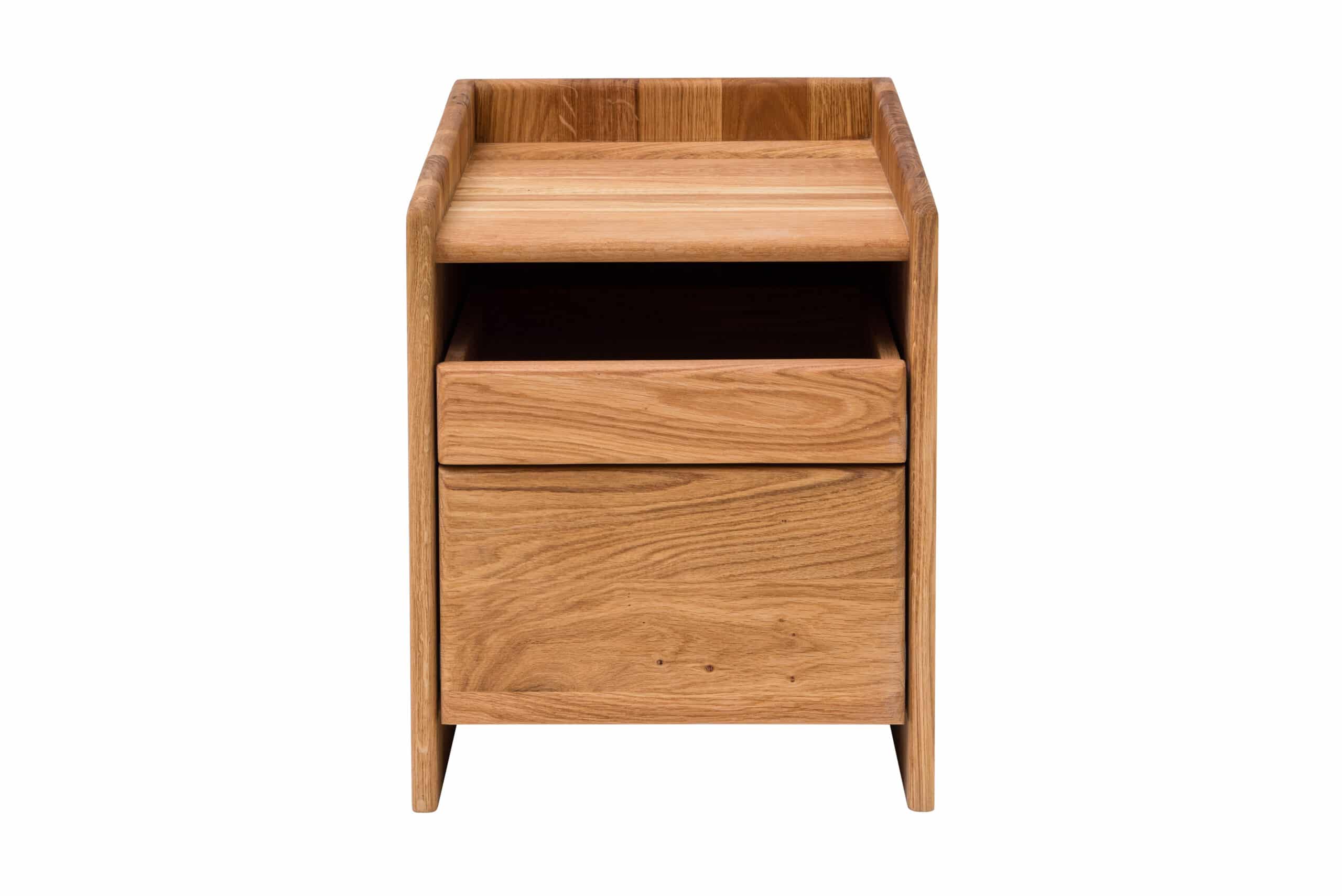 Tento noční stolek Vienna z masivního dubu vnese do vaší ložnice přírodní eleganci a nadčasový design. Praktické zásuvky s otevíráním TIP-ON a otevřená přihrádka nabízejí dostatek prostoru pro vše potřebné. Spojení funkčnosti a moderního minimalismu z něj dělá ideální doplněk každého interiéru.