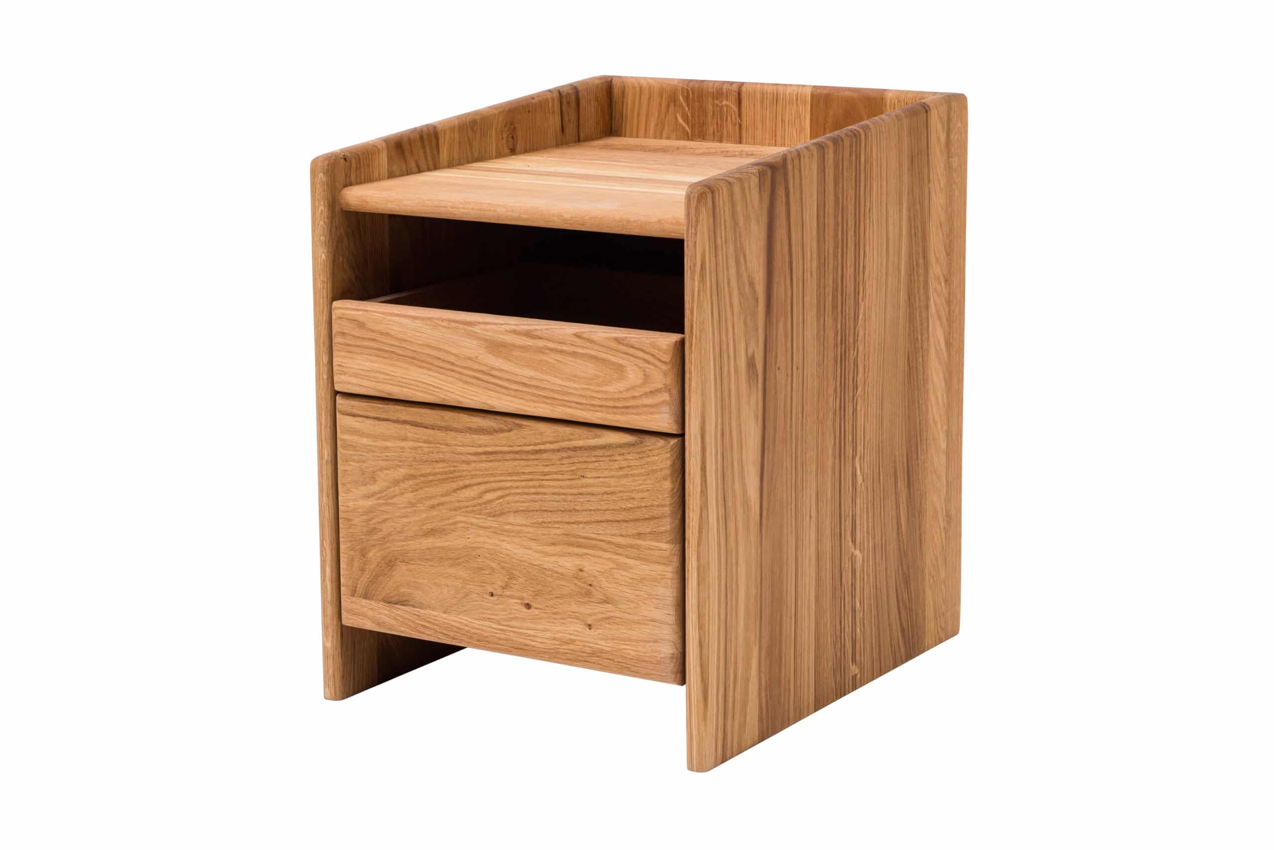 Tento noční stolek Vienna z masivního dubu vnese do vaší ložnice přírodní eleganci a nadčasový design. Praktické zásuvky s otevíráním TIP-ON a otevřená přihrádka nabízejí dostatek prostoru pro vše potřebné. Spojení funkčnosti a moderního minimalismu z něj dělá ideální doplněk každého interiéru.
