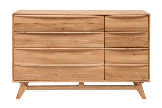 Dubová masivní komoda Bara 8Z vám nabídne osm prostorných zásuvek pro dokonalý pořádek ve vašem interiéru. Elegantní design a masivní provedení zajistí, že se stane stylovým a praktickým doplňkem každé domácnosti.“