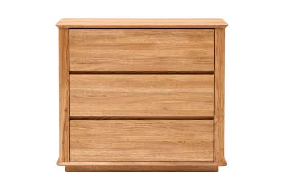 Komoda Celin 3Z z masivního dubového dřeva nabízí nadčasový design a tři prostorné zásuvky se systémem soft close. Přirozená kresba dubu, oblé hrany a minimalistické úchyty z ní dělají elegantní doplněk do každého interiéru.
