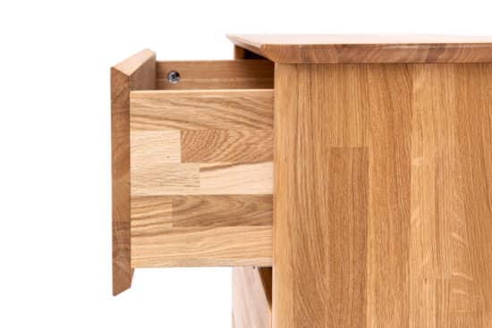 Komoda Celin 3Z z masivního dubového dřeva nabízí nadčasový design a tři prostorné zásuvky se systémem soft close. Přirozená kresba dubu, oblé hrany a minimalistické úchyty z ní dělají elegantní doplněk do každého interiéru.