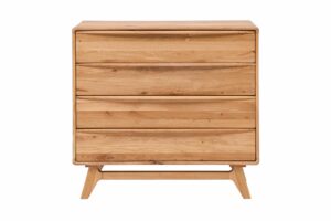 Dubová masivní komoda Bara 4Z spojuje přírodní krásu dubového dřeva s praktickým uspořádáním čtyř zásuvek se systémem soft close. Elegantní design se zaoblenými hranami a kvalitní olejová povrchová úprava zajišťují dlouhou životnost i snadnou údržbu. Stylový a funkční kousek, který zapadne do každého interiéru.