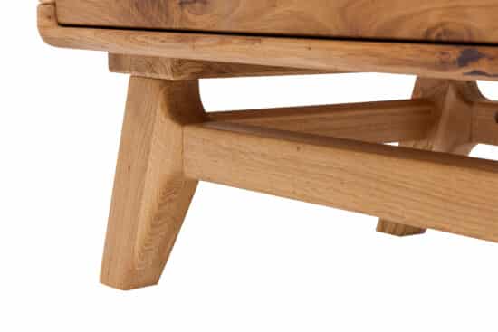 Dubová masivní komoda Bara 4Z spojuje přírodní krásu dubového dřeva s praktickým uspořádáním čtyř zásuvek se systémem soft close. Elegantní design se zaoblenými hranami a kvalitní olejová povrchová úprava zajišťují dlouhou životnost i snadnou údržbu. Stylový a funkční kousek, který zapadne do každého interiéru.