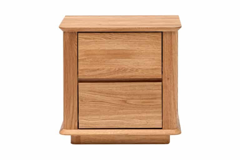 Elegantní noční stolek Celin z masivního dubového dřeva kombinuje nadčasový design s praktickými zásuvkami se systémem soft close. Hladké linie, oblé hrany a přírodní kresba dřeva dodávají každé ložnici teplý a stylový vzhled.