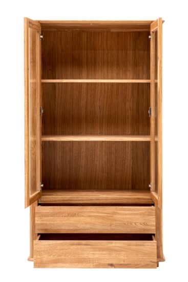 Skříň do obýváku Celin z masivního dubového dřeva spojuje eleganci prosklené vitríny s praktičností úložných zásuvek. Díky čistým liniím, oblinám a přirozené kresbě dřeva působí nadčasově a zútulní každý interiér.