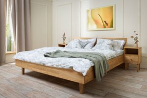 Tato dubová postel je elegantním a nadčasovým kusem nábytku, který vyniká svou jednoduchou, ale promyšlenou konstrukcí. Je vyrobena z masivního dubového dřeva, které zajišťuje pevnost, stabilitu a dlouhou životnost.