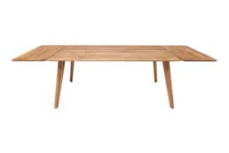Deska s jemnou spárou a olejem ošetřený povrch podtrhují přirozenou krásu dubu, zatímco jednoduché linie a mírně šikmé nohy dodávají stolu stabilitu a lehkost. Ideální doplněk do moderních i klasických interiérů, který zútulní každý prostor.