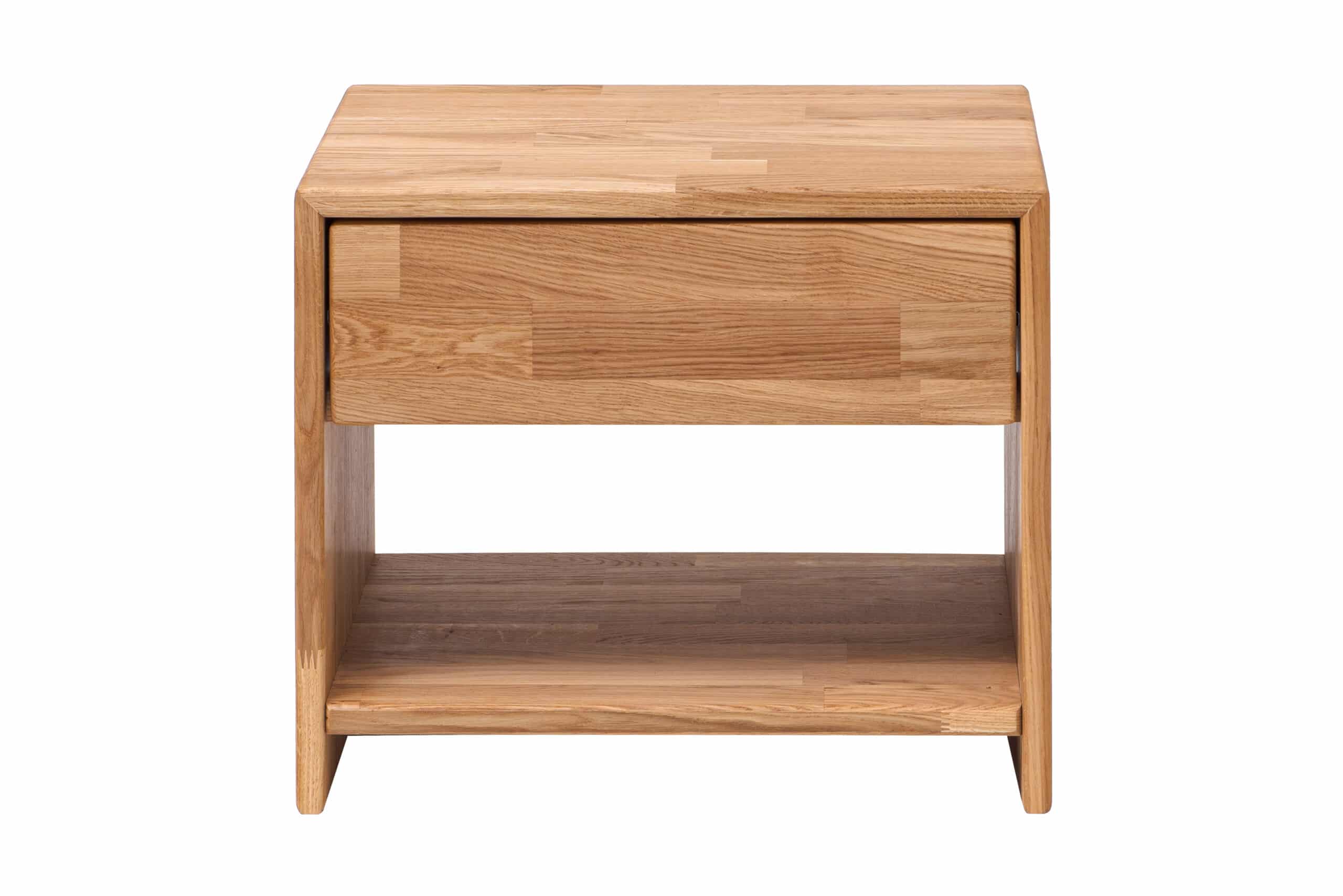 Tento dubový noční stolek je ideální volbou pro každého, kdo hledá spojení nadčasového designu, praktického úložného prostoru a odolnosti masivního dřeva. Díky kvalitnímu olejovanému povrchu si navíc dlouhodobě zachová svůj přirozený vzhled a snadno se udržuje.