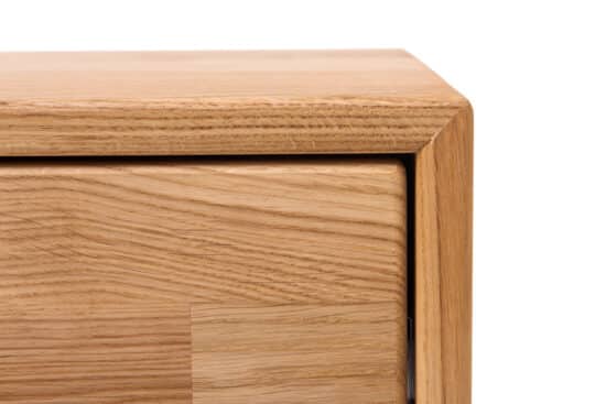 Tento dubový noční stolek je ideální volbou pro každého, kdo hledá spojení nadčasového designu, praktického úložného prostoru a odolnosti masivního dřeva. Díky kvalitnímu olejovanému povrchu si navíc dlouhodobě zachová svůj přirozený vzhled a snadno se udržuje.