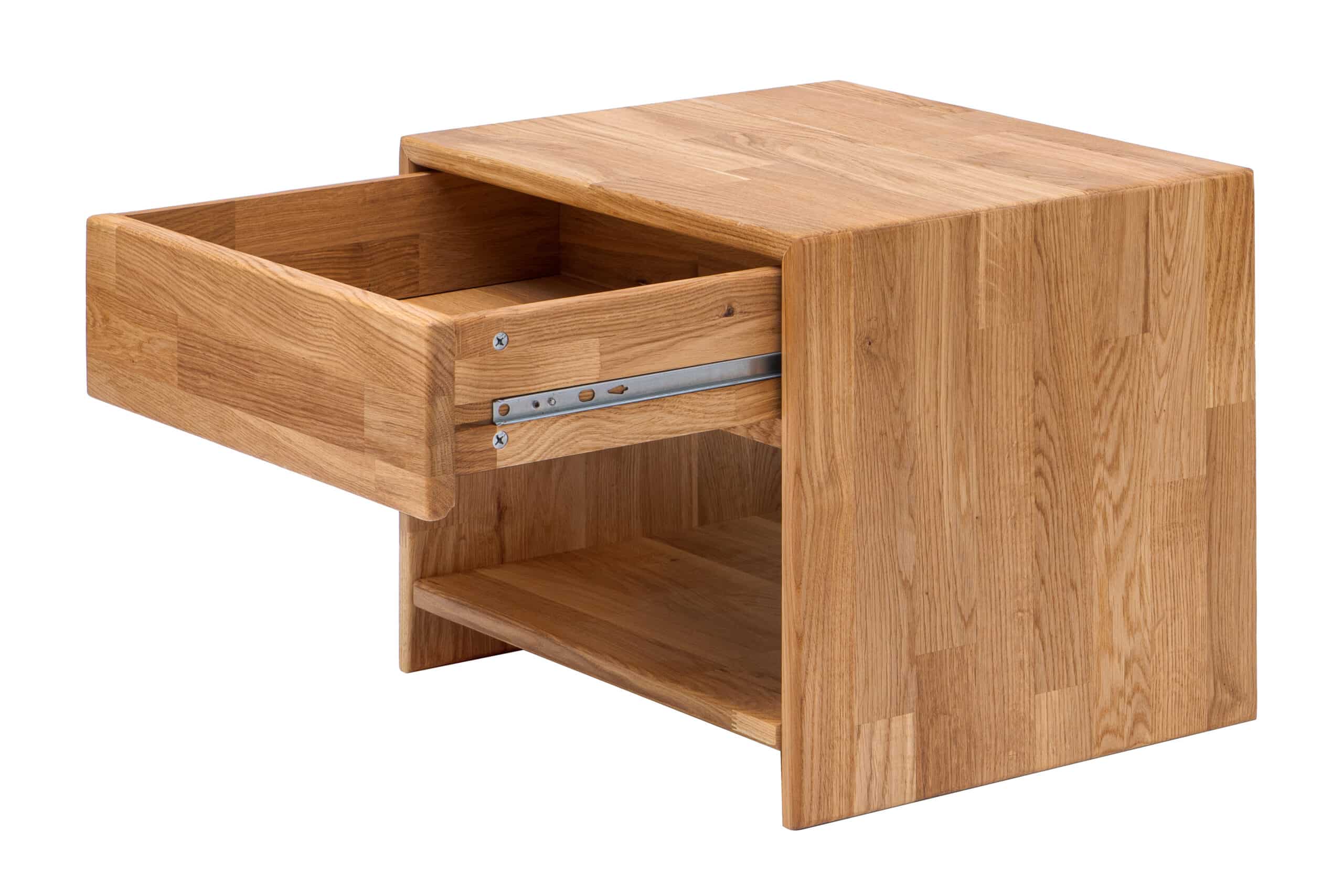 Tento dubový noční stolek je ideální volbou pro každého, kdo hledá spojení nadčasového designu, praktického úložného prostoru a odolnosti masivního dřeva. Díky kvalitnímu olejovanému povrchu si navíc dlouhodobě zachová svůj přirozený vzhled a snadno se udržuje.