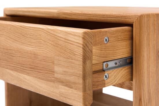 Tento dubový noční stolek je ideální volbou pro každého, kdo hledá spojení nadčasového designu, praktického úložného prostoru a odolnosti masivního dřeva. Díky kvalitnímu olejovanému povrchu si navíc dlouhodobě zachová svůj přirozený vzhled a snadno se udržuje.