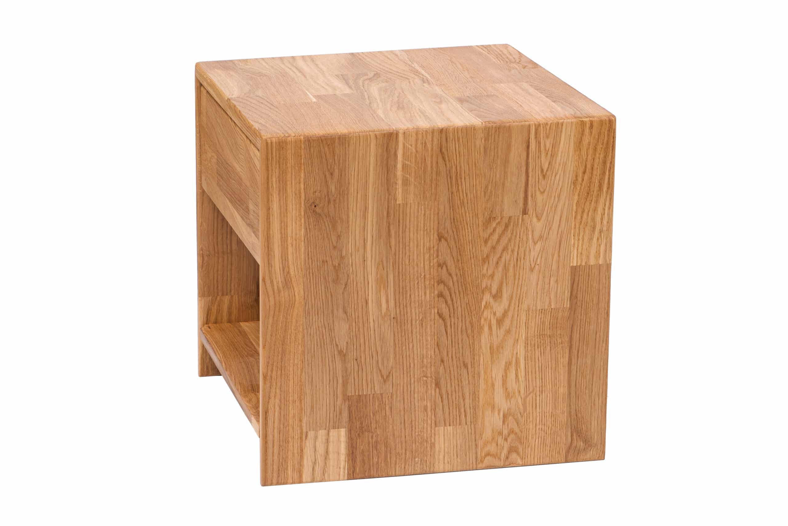 Tento dubový noční stolek je ideální volbou pro každého, kdo hledá spojení nadčasového designu, praktického úložného prostoru a odolnosti masivního dřeva. Díky kvalitnímu olejovanému povrchu si navíc dlouhodobě zachová svůj přirozený vzhled a snadno se udržuje.