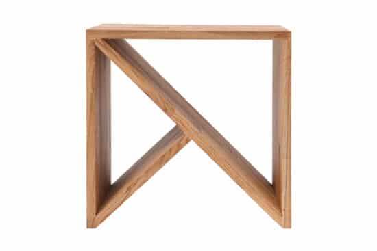 Dubový noční stolek Hans z prémiového masivu spojuje moderní geometrický design s praktičností. Originální prvek, který vnese do ložnice přírodní eleganci a vydrží celé generace.