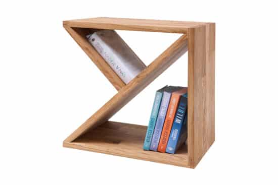 Dubový noční stolek Hans z prémiového masivu spojuje moderní geometrický design s praktičností. Originální prvek, který vnese do ložnice přírodní eleganci a vydrží celé generace.