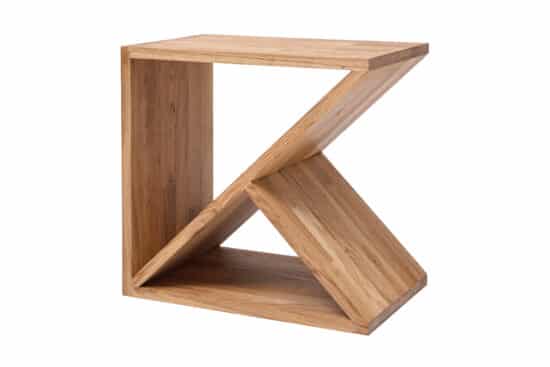 Dubový noční stolek Hans z prémiového masivu spojuje moderní geometrický design s praktičností. Originální prvek, který vnese do ložnice přírodní eleganci a vydrží celé generace.