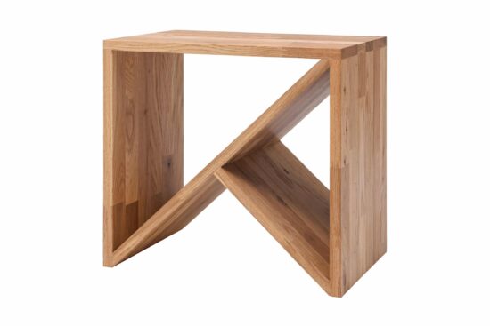 Dubový noční stolek Hans z prémiového masivu spojuje moderní geometrický design s praktičností. Originální prvek, který vnese do ložnice přírodní eleganci a vydrží celé generace.