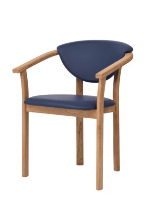 Dřevěná židle s područkami Alexis je ideálním společníkem pro pohodové posezení a skvělou volbou pro všechny, kteří hledají kombinaci elegantního designu, vysokého komfortu a kvalitního zpracování.