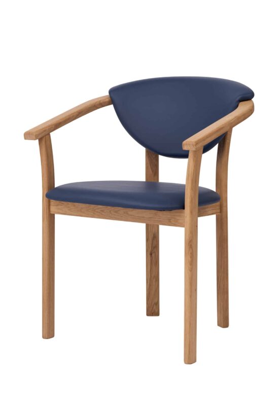 Dřevěná židle s područkami Alexis je ideálním společníkem pro pohodové posezení a skvělou volbou pro všechny, kteří hledají kombinaci elegantního designu, vysokého komfortu a kvalitního zpracování.