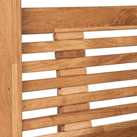 Postel Lisa z masivního dubového dřeva s konstrukcí pro nebesa promění vaši ložnici v místo jako z pohádky. Elegantní design, přírodní materiály a precizní zpracování zajišťují nejen krásu, ale i pevnost a dlouhou životnost. Díky vysokým sloupkům si můžete vytvořit útulný prostor přesně podle svých představ.