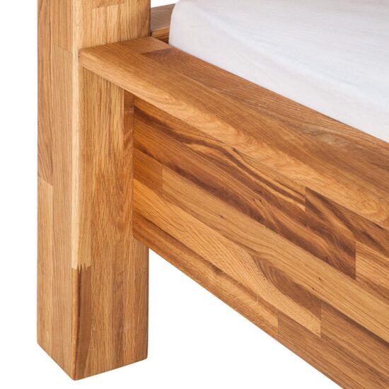 Postel Lisa z masivního dubového dřeva s konstrukcí pro nebesa promění vaši ložnici v místo jako z pohádky. Elegantní design, přírodní materiály a precizní zpracování zajišťují nejen krásu, ale i pevnost a dlouhou životnost. Díky vysokým sloupkům si můžete vytvořit útulný prostor přesně podle svých představ.