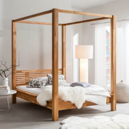 Postel Lisa z masivního dubového dřeva s konstrukcí pro nebesa promění vaši ložnici v místo jako z pohádky. Elegantní design, přírodní materiály a precizní zpracování zajišťují nejen krásu, ale i pevnost a dlouhou životnost. Díky vysokým sloupkům si můžete vytvořit útulný prostor přesně podle svých představ.