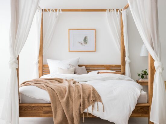 Postel Lisa z masivního dubového dřeva s konstrukcí pro nebesa promění vaši ložnici v místo jako z pohádky. Elegantní design, přírodní materiály a precizní zpracování zajišťují nejen krásu, ale i pevnost a dlouhou životnost. Díky vysokým sloupkům si můžete vytvořit útulný prostor přesně podle svých představ.