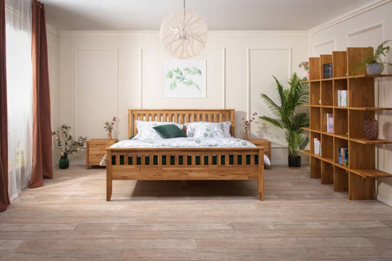 Elegantní masivní dubová postel Elizabeth spojuje nadčasový design, pevnou konstrukci a přírodní krásu dubového dřeva. Díky preciznímu zpracování a možnosti volby matrace i roštu si vytvoříte ideální místo pro zdravý a pohodlný spánek.