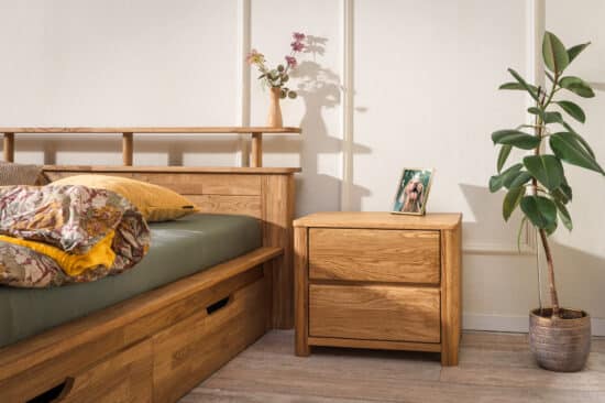 Objevte krásu přírodního dřeva a praktičnost v jednom – postel Kelda z masivního dubu nabízí nejen elegantní design, ale i chytrý úložný prostor. Díky kvalitnímu zpracování a nadčasovému stylu bude vaší ložnici slušet po mnoho let.