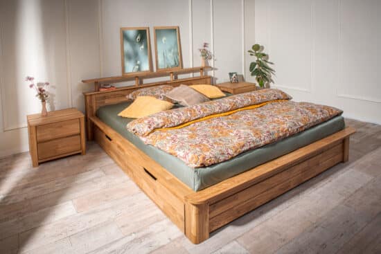 Objevte krásu přírodního dřeva a praktičnost v jednom – postel Kelda z masivního dubu nabízí nejen elegantní design, ale i chytrý úložný prostor. Díky kvalitnímu zpracování a nadčasovému stylu bude vaší ložnici slušet po mnoho let.