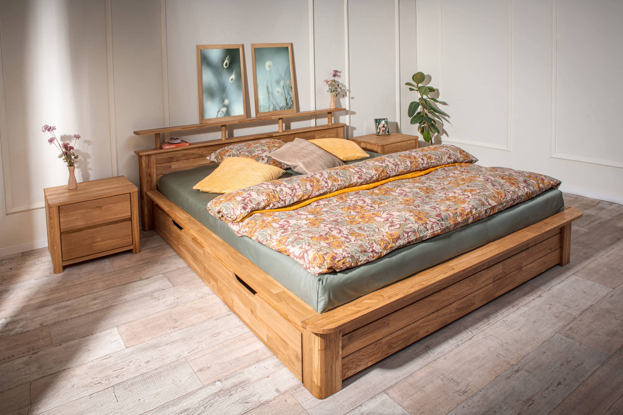Objevte krásu přírodního dřeva a praktičnost v jednom – postel Kelda z masivního dubu nabízí nejen elegantní design, ale i chytrý úložný prostor. Díky kvalitnímu zpracování a nadčasovému stylu bude vaší ložnici slušet po mnoho let.