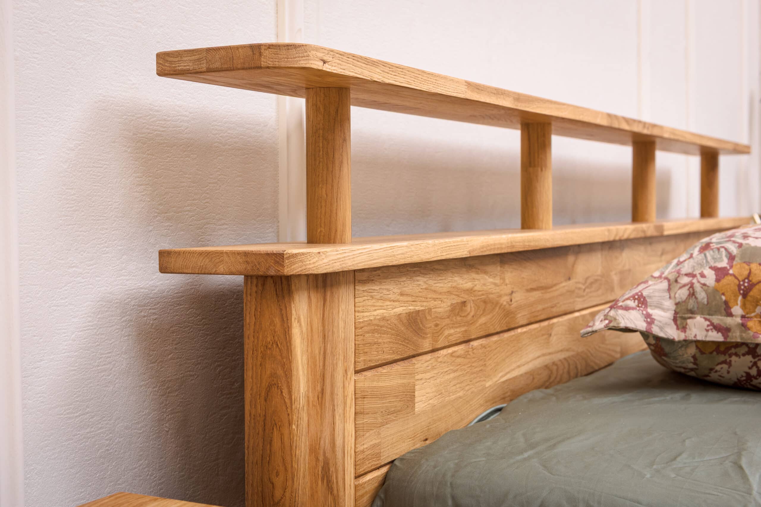Objevte krásu přírodního dřeva a praktičnost v jednom – postel Kelda z masivního dubu nabízí nejen elegantní design, ale i chytrý úložný prostor. Díky kvalitnímu zpracování a nadčasovému stylu bude vaší ložnici slušet po mnoho let.