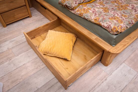 Objevte krásu přírodního dřeva a praktičnost v jednom – postel Kelda z masivního dubu nabízí nejen elegantní design, ale i chytrý úložný prostor. Díky kvalitnímu zpracování a nadčasovému stylu bude vaší ložnici slušet po mnoho let.