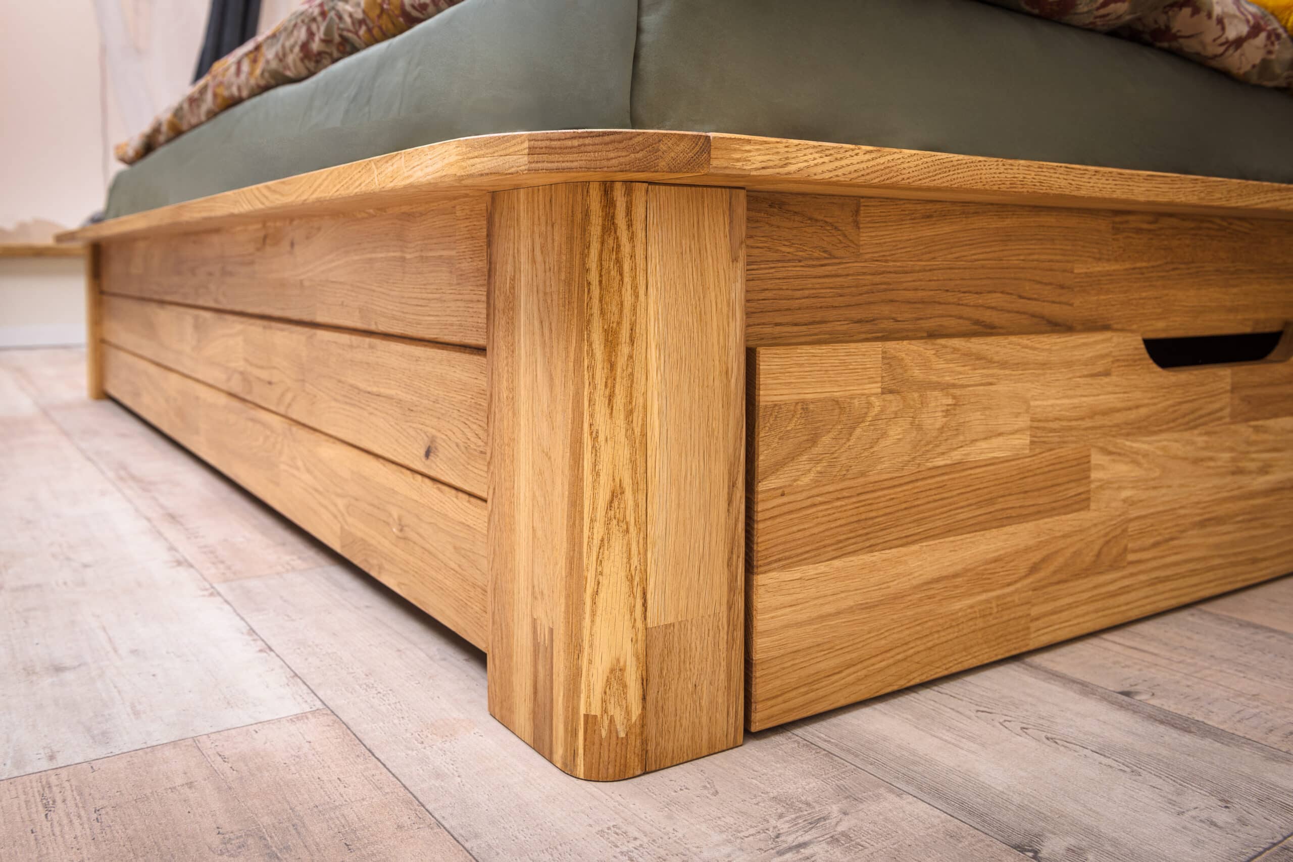 Objevte krásu přírodního dřeva a praktičnost v jednom – postel Kelda z masivního dubu nabízí nejen elegantní design, ale i chytrý úložný prostor. Díky kvalitnímu zpracování a nadčasovému stylu bude vaší ložnici slušet po mnoho let.