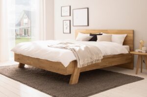 Objevte krásu a sílu masivu s dubovou postelí Emma – proměňte svou ložnici v oázu klidu a elegance. Tato postel není jen kusem nábytku, ale základem pro kvalitní odpočinek. Vaše tělo i mysl pocítí rozdíl, protože každá noc na masivní dubové posteli Emma dává slovu „spánek“ zcela nový rozměr.