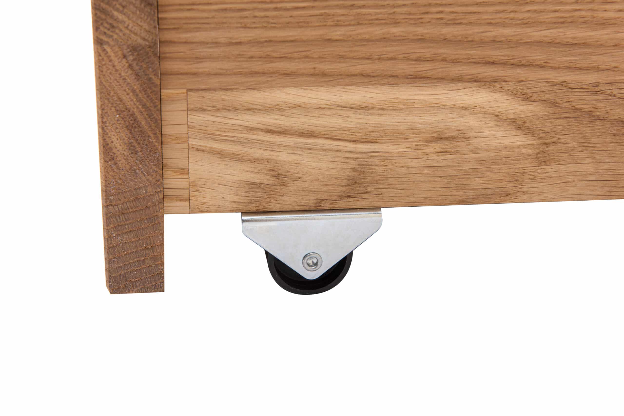 Objevte krásu přírodního dřeva a praktičnost v jednom – postel Kelda z masivního dubu nabízí nejen elegantní design, ale i chytrý úložný prostor. Díky kvalitnímu zpracování a nadčasovému stylu bude vaší ložnici slušet po mnoho let.