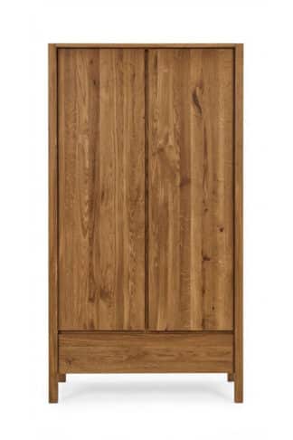 Dubová skříň Sofi z masivního olejovaného dubu nabízí elegantní vzhled a praktické členění. Nadčasový design zvýrazňuje přirozenou kresbu dřeva a perfektně ladí s ostatními prvky kolekce Sofi. Ideální volba pro ty, kteří hledají kvalitní, trvanlivý a krásný kus nábytku.