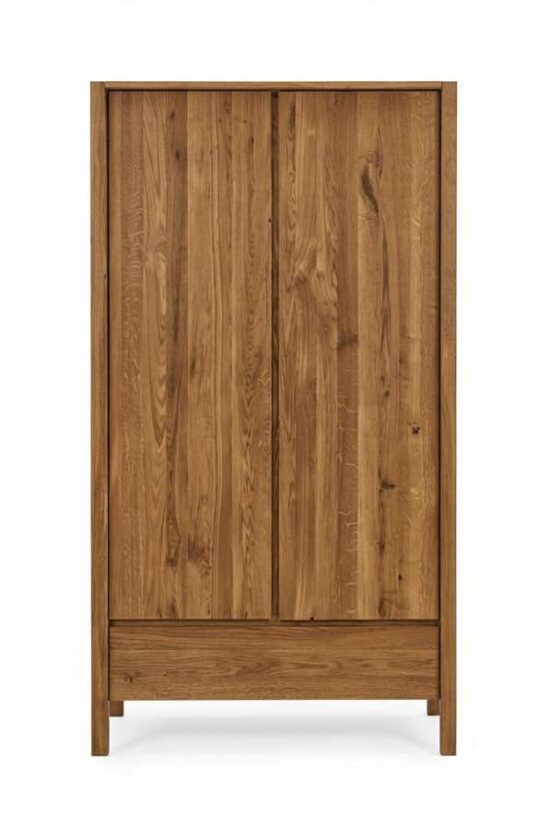 Dubová skříň Sofi z masivního olejovaného dubu nabízí elegantní vzhled a praktické členění. Nadčasový design zvýrazňuje přirozenou kresbu dřeva a perfektně ladí s ostatními prvky kolekce Sofi. Ideální volba pro ty, kteří hledají kvalitní, trvanlivý a krásný kus nábytku.
