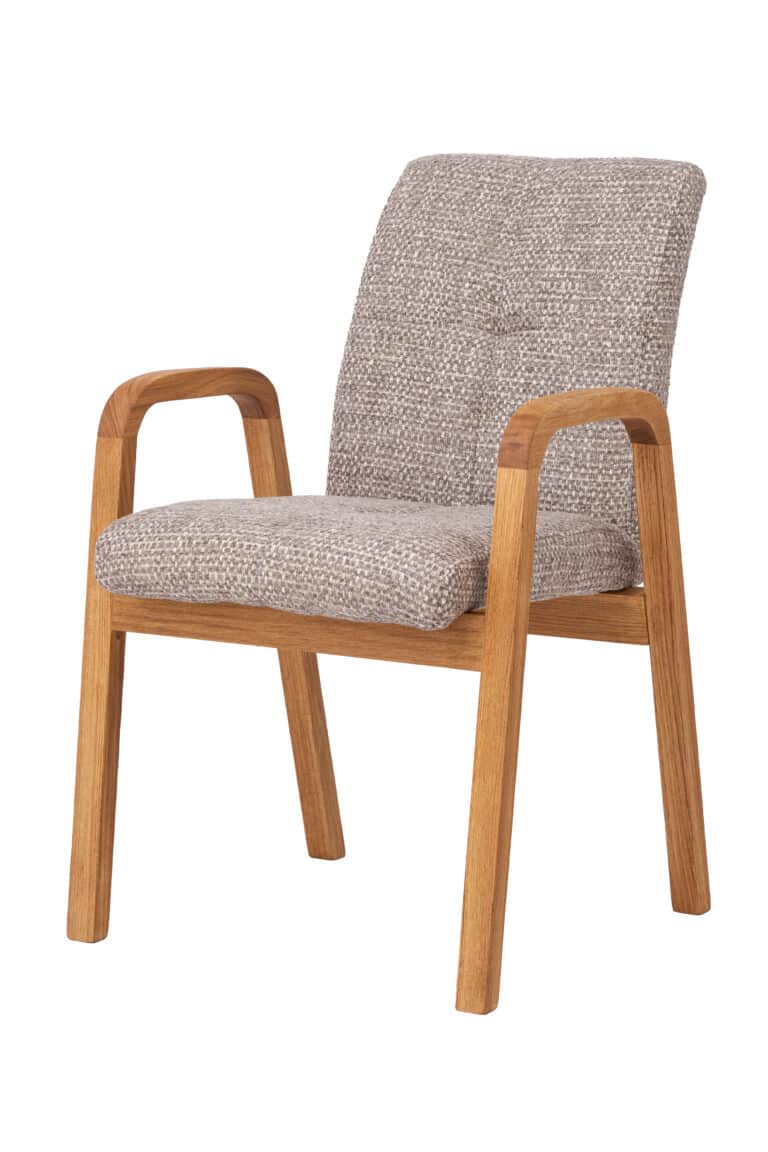 Dubová židle Orion hnědá kombinuje masivní dub s elegantním hnědým čalouněním, které působí teple a přirozeně. Ergonomický tvar sedáku a opěradla spolu s pevnou konstrukcí zajišťuje pohodlí a stabilitu při každodenním používání. Nadčasový design skvěle doplní moderní i klasické interiéry.