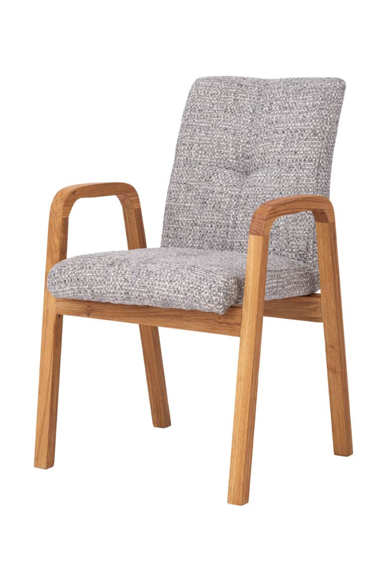 Dubová židle Orion v šedém provedení spojuje pevnost masivního dubu s elegantním čalouněním, které dodává interiéru příjemnou a přirozenou atmosféru. Promyšleně tvarovaný sedák a opěradlo spolu se stabilní konstrukcí poskytují vysoký komfort i jistotu při každodenním sezení. Díky svému nadčasovému vzhledu se židle Orion harmonicky začlení jak do moderních, tak i tradičně laděných prostor