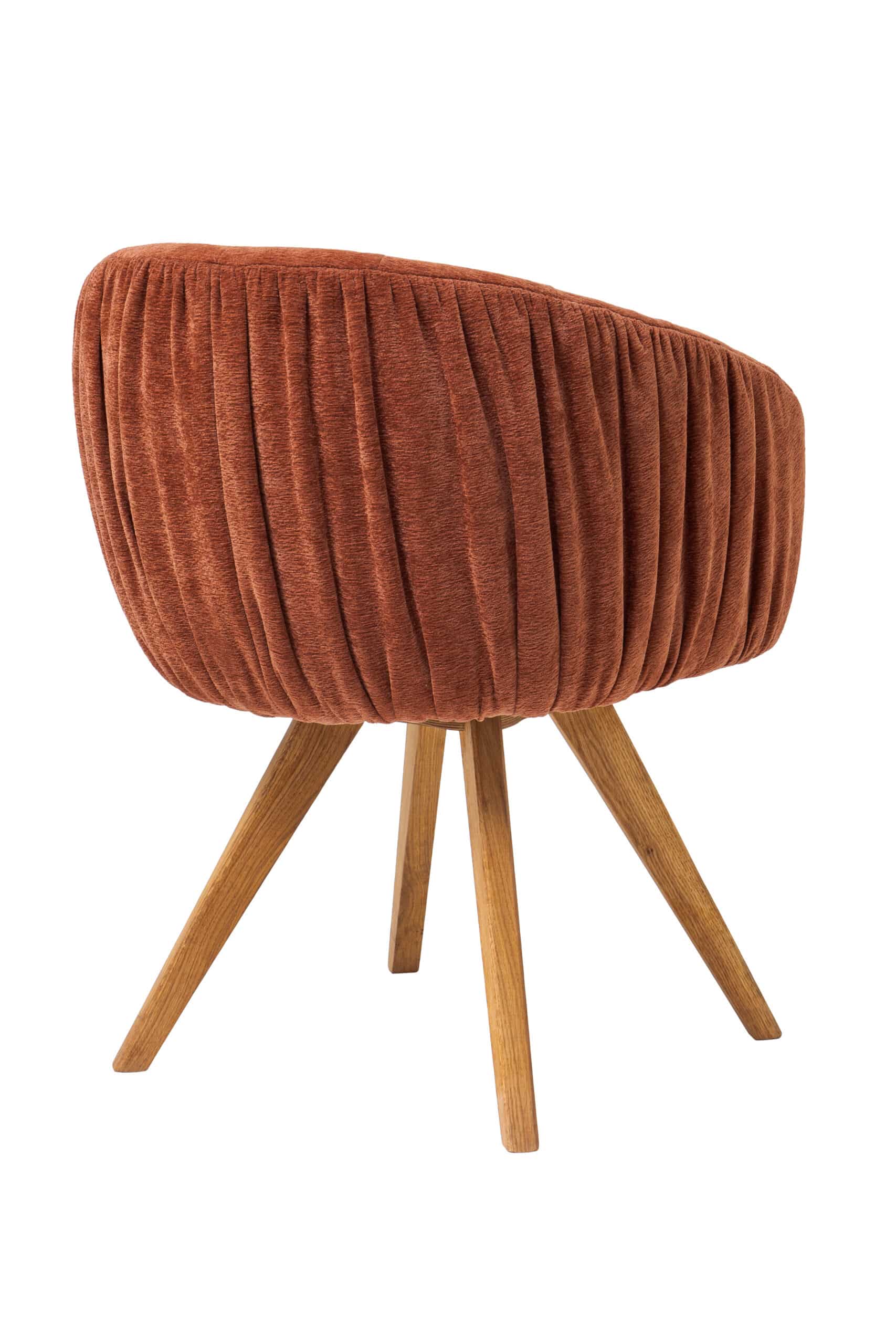 Stylové otočné křesílko Elba kombinuje přírodní krásu masivního dubu s elegantním čalouněním v teplé hnědé barvě. Nabízí výjimečné pohodlí, praktické boční otáčení a automatický návrat sedáku do původní polohy. Ideální volba pro moderní i klasicky laděné interiéry.