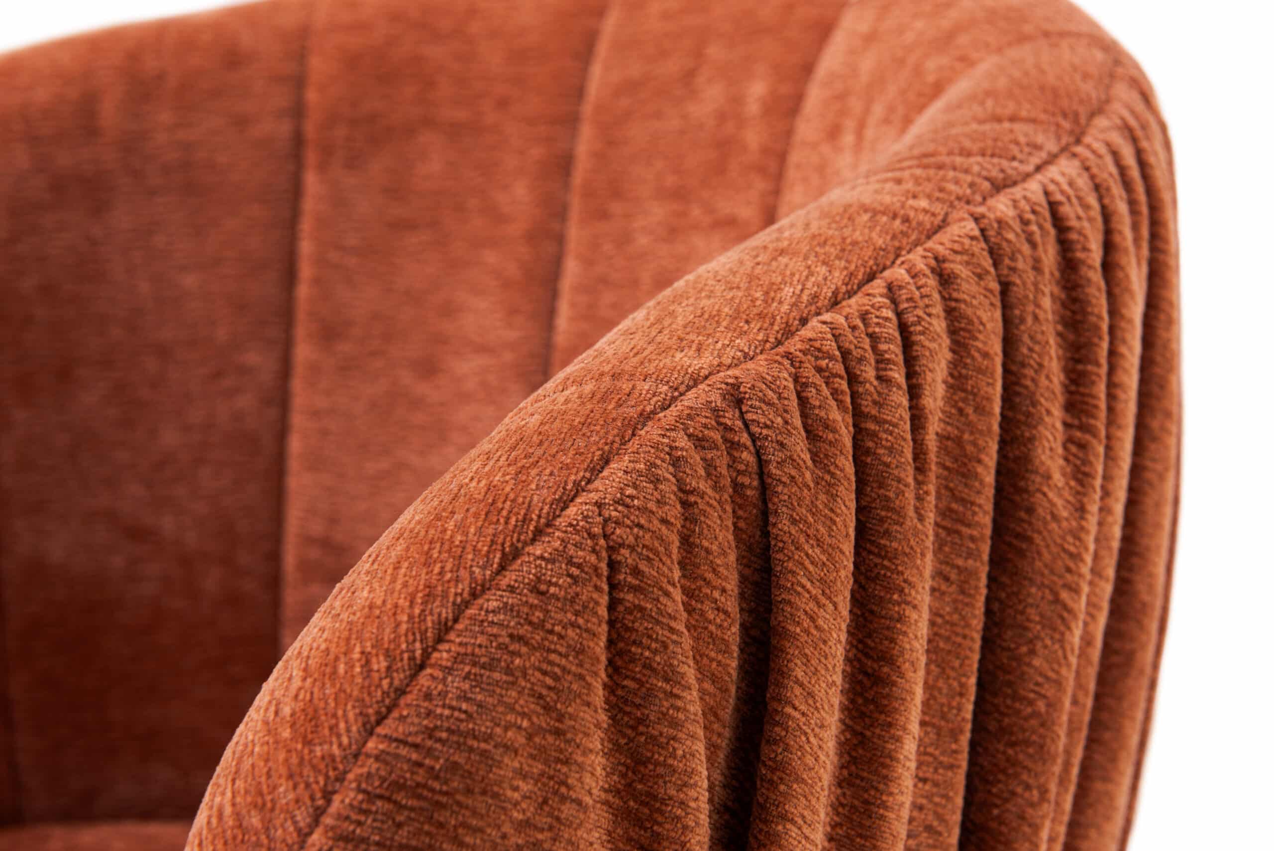 Stylové otočné křesílko Elba kombinuje přírodní krásu masivního dubu s elegantním čalouněním v teplé hnědé barvě. Nabízí výjimečné pohodlí, praktické boční otáčení a automatický návrat sedáku do původní polohy. Ideální volba pro moderní i klasicky laděné interiéry.