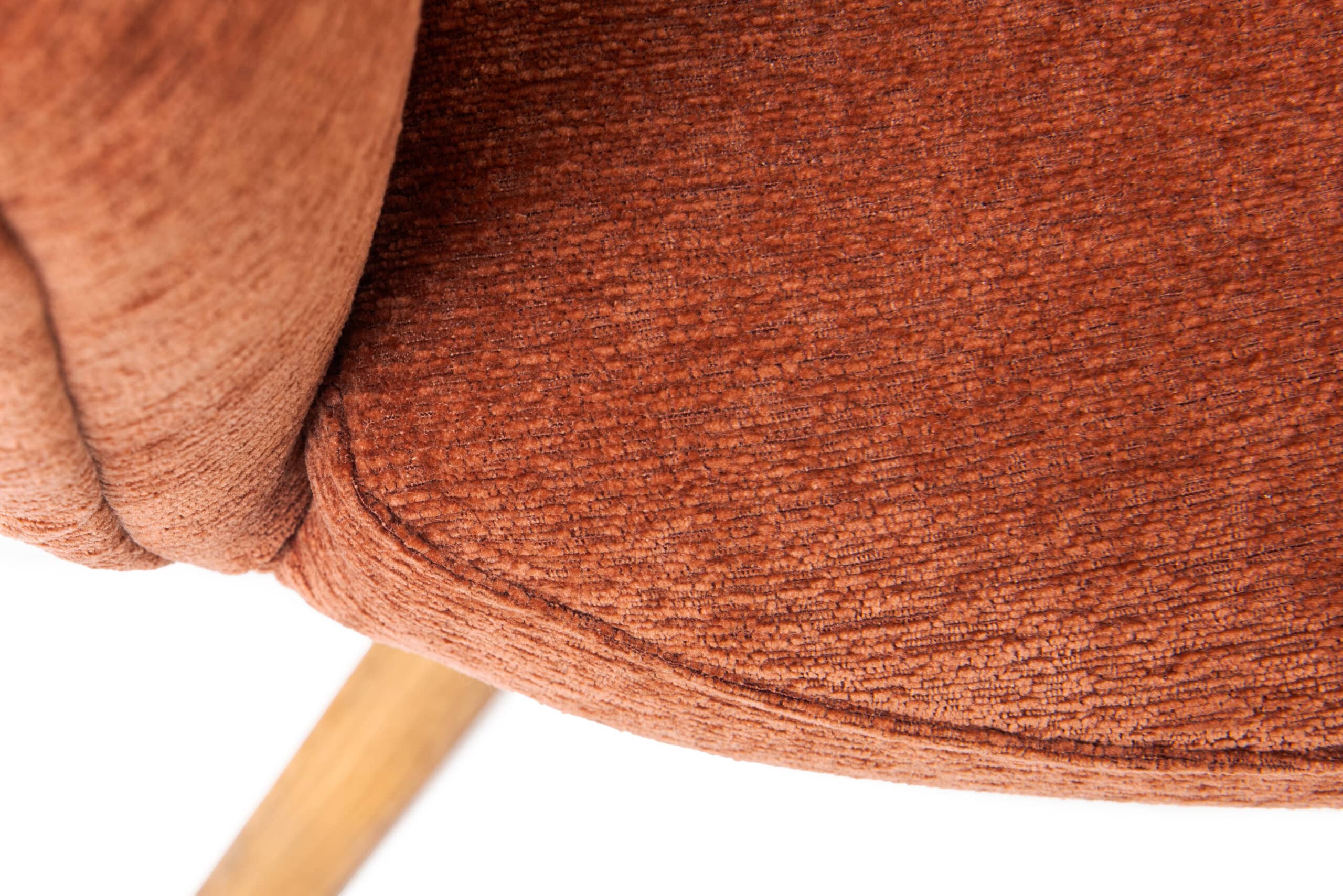 Stylové otočné křesílko Elba kombinuje přírodní krásu masivního dubu s elegantním čalouněním v teplé hnědé barvě. Nabízí výjimečné pohodlí, praktické boční otáčení a automatický návrat sedáku do původní polohy. Ideální volba pro moderní i klasicky laděné interiéry.