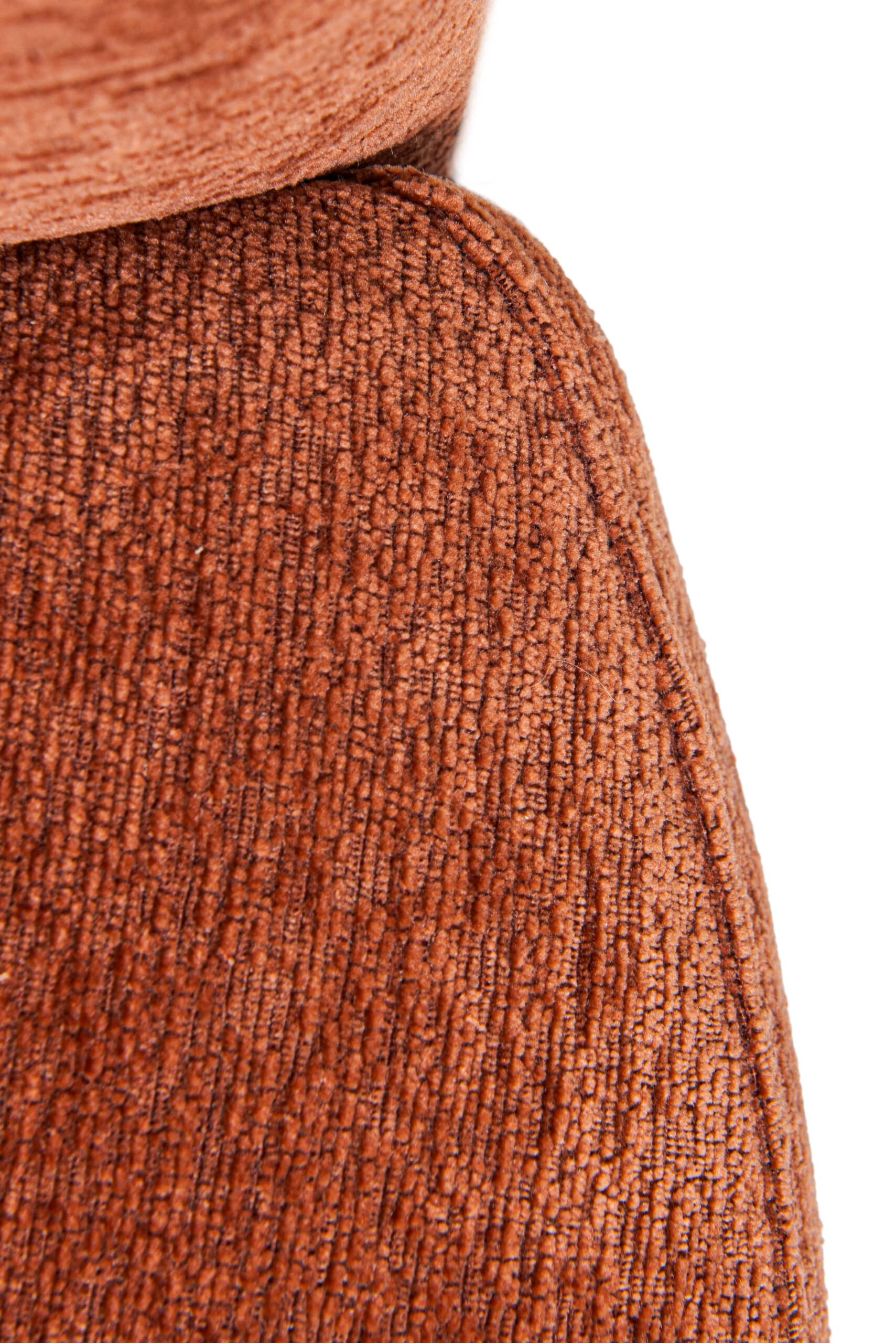 Stylové otočné křesílko Elba kombinuje přírodní krásu masivního dubu s elegantním čalouněním v teplé hnědé barvě. Nabízí výjimečné pohodlí, praktické boční otáčení a automatický návrat sedáku do původní polohy. Ideální volba pro moderní i klasicky laděné interiéry.