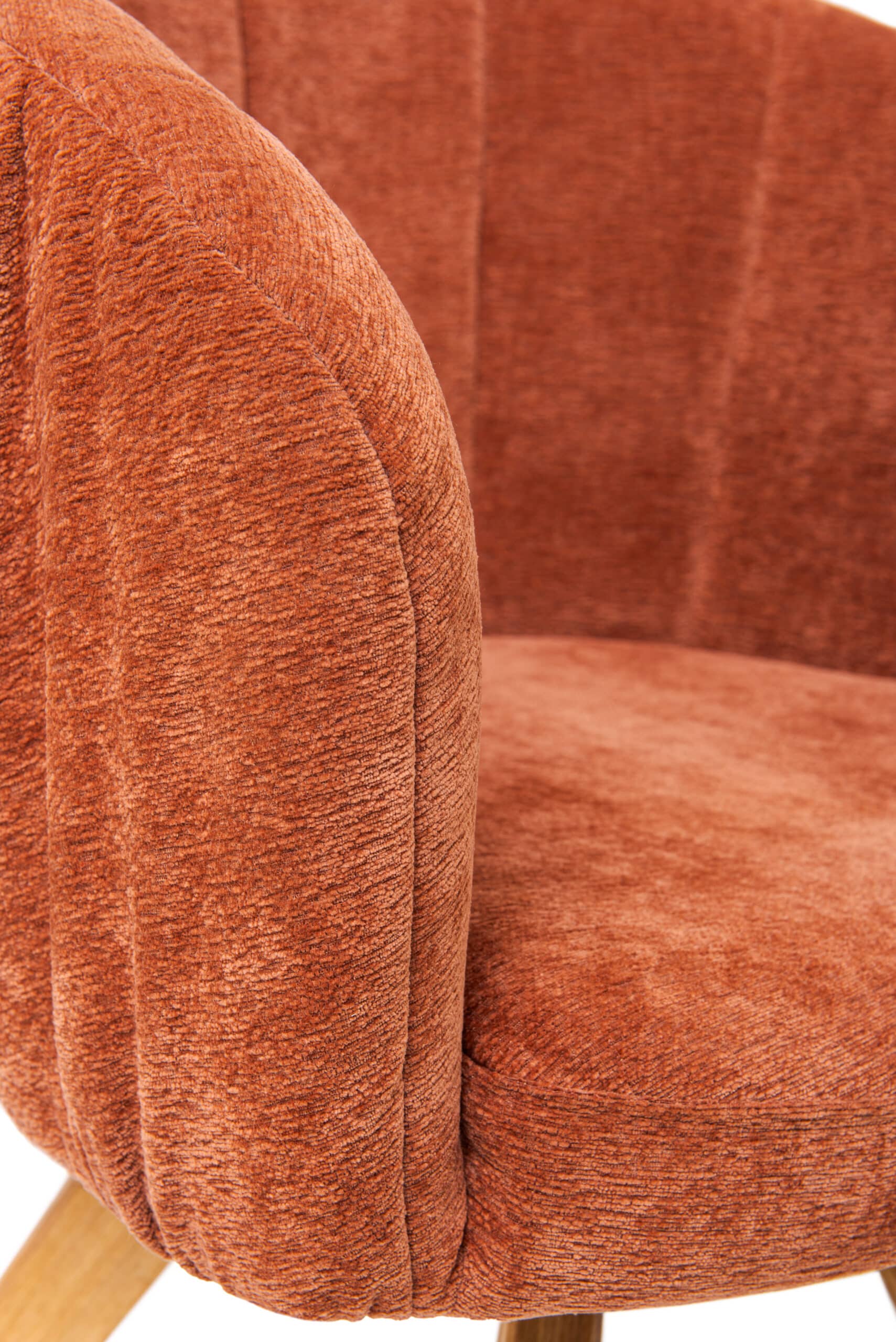 Stylové otočné křesílko Elba kombinuje přírodní krásu masivního dubu s elegantním čalouněním v teplé hnědé barvě. Nabízí výjimečné pohodlí, praktické boční otáčení a automatický návrat sedáku do původní polohy. Ideální volba pro moderní i klasicky laděné interiéry.